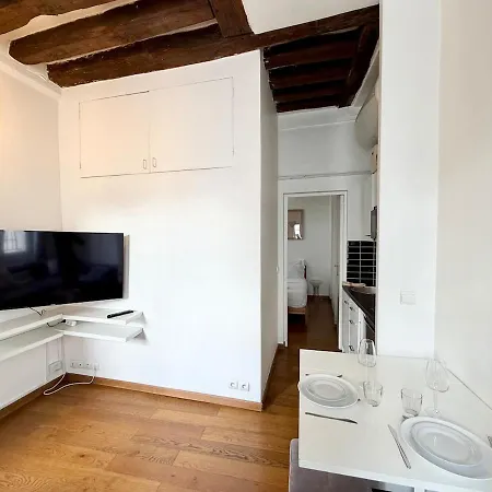 Apartment Charming Parisian 2 *